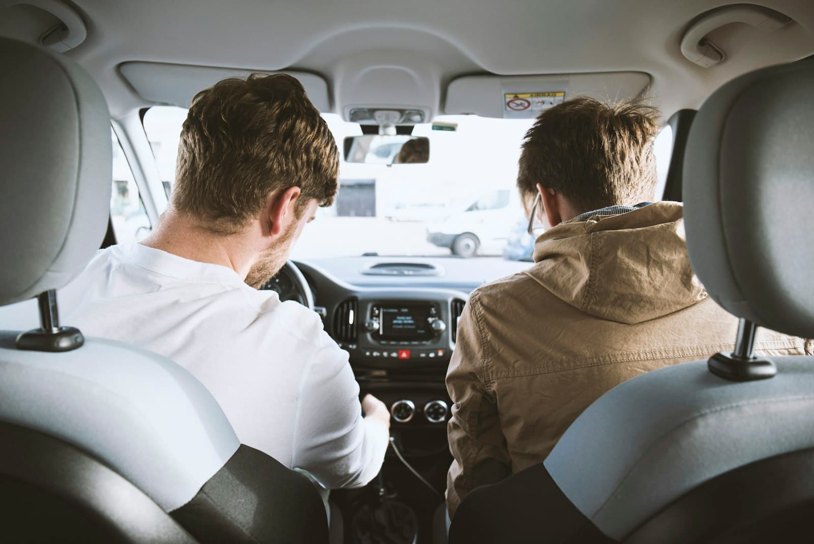 Rijinstructeur en leerling in de lesauto