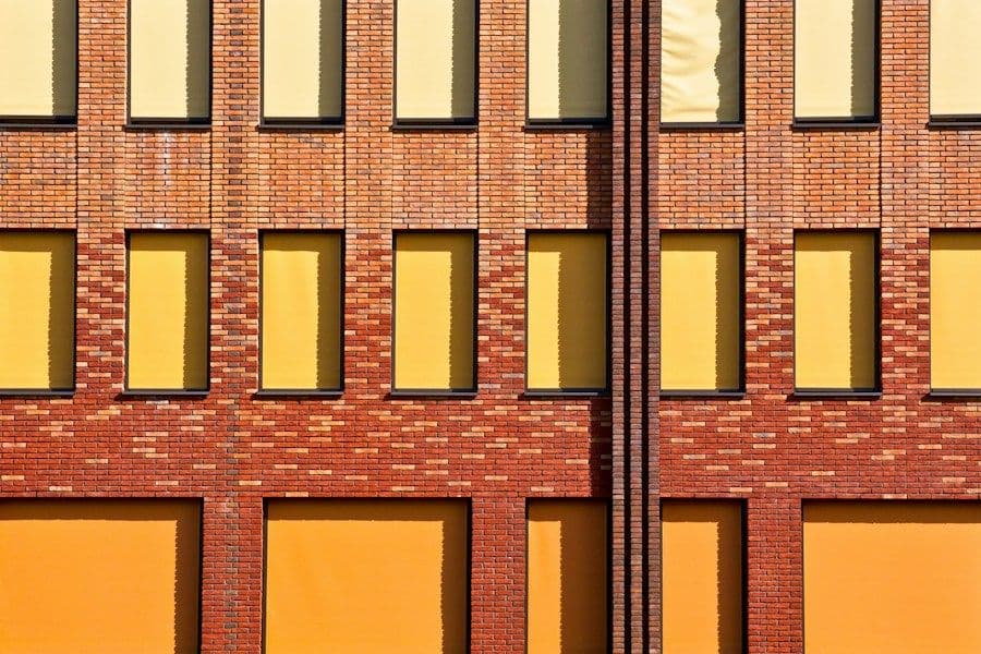 Bakstenen woongebouw met gele accenten